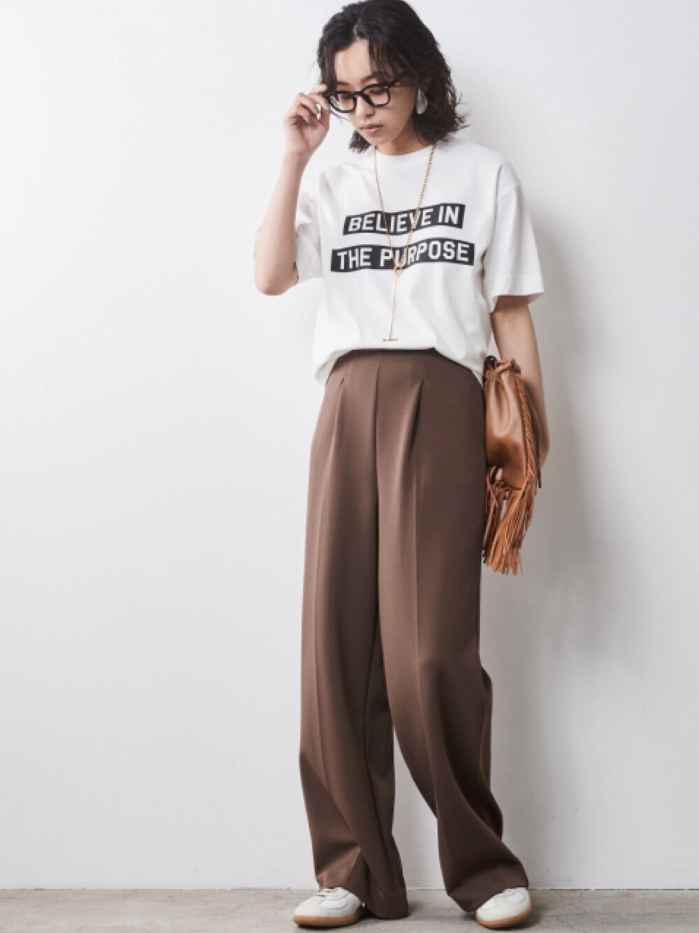 「大きいサイズレディースファッション、モデル、レギュラー、CHIC STYLE、秋コーデ、きれいめカジュアル」｜「CHIC STYLEの大きいサイズ 綿100％ロゴプリントTシャツ シックスタイル（Tシャツ/カットソー、ホワイト系）」を使った、nissen Smile Modelsさん（レディース・163cm）の夏コーディネートの1枚目の写真