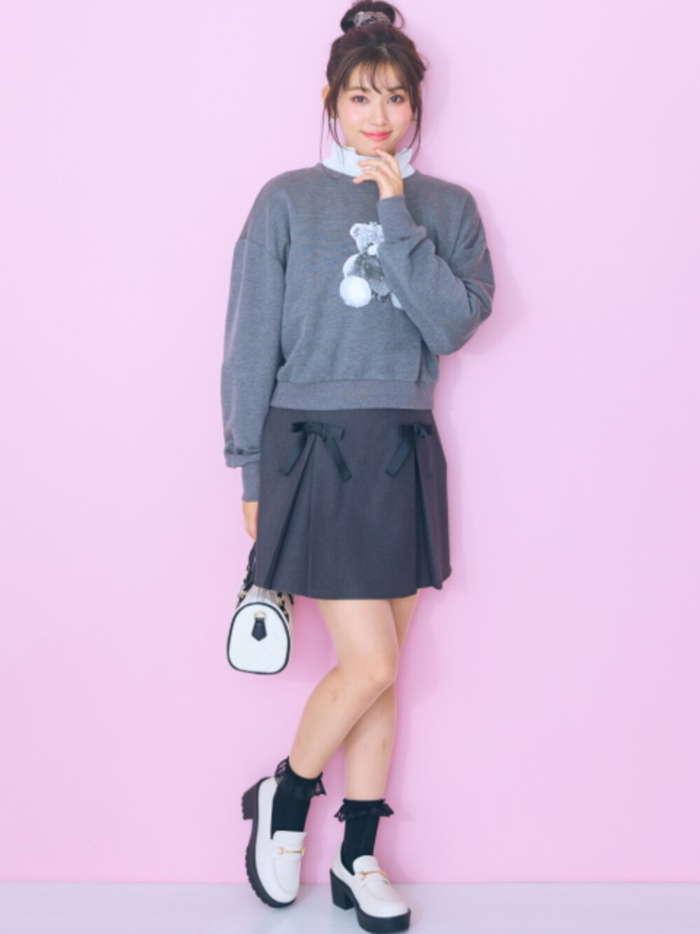 「大きいサイズレディースファッション、モデル、レギュラー、marun、冬コーデ、かわいい」｜「marunの大きいサイズ リボンデザインスカート marun（スカート、グレー系）」を使った、nissen Smile Modelsさん（レディース・166cm）の秋コーディネートの1枚目の写真