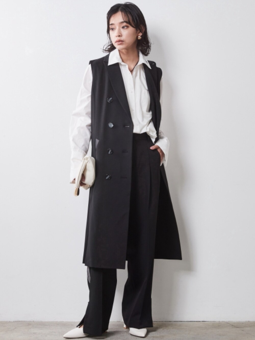 「大きいサイズレディースファッション、モデル、レギュラー、CHIC STYLE、秋コーデ、きれいめカジュアル、Layered、Monotone、Shirt、Black」｜「CHIC STYLEの大きいサイズ 綿100％ワイドカフスシャツ シックスタイル（シャツ/ブラウス、ホワイト系）」を使った、nissen Smile Modelsさん（レディース・163cm）の夏コーディネートの1枚目の写真
