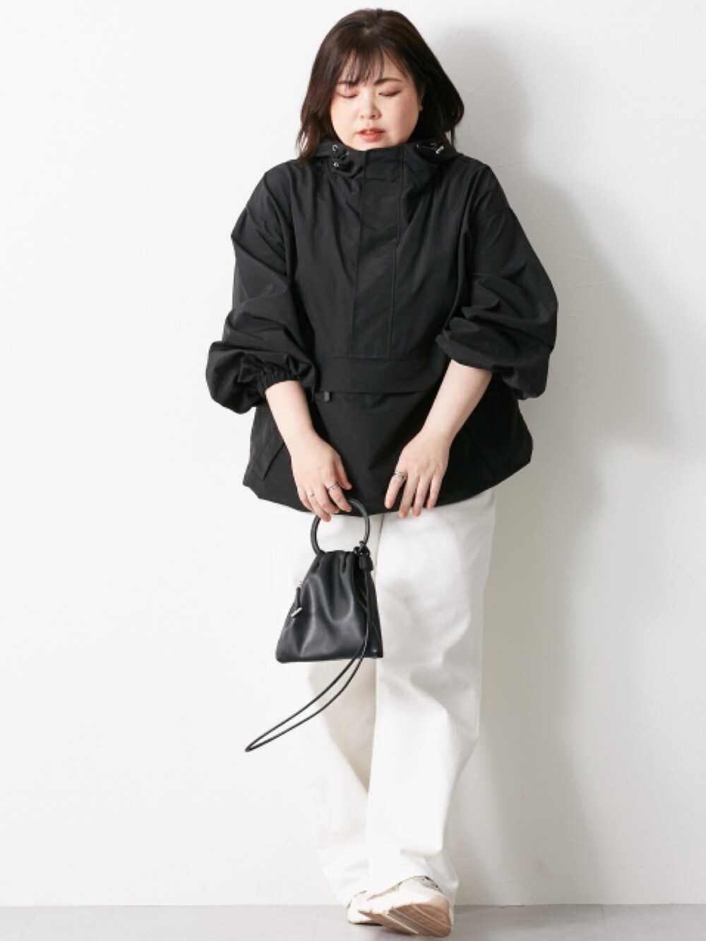 「大きいサイズレディースファッション、モデル、ぽっちゃり、CHIC STYLE、春コーデ、150cm台コーデ」｜「CHIC STYLEの大きいサイズ アノラックパーカー シックスタイル（パーカー、ブラック系）」を使った、nissen Smile Modelsさん（レディース・158cm）の冬コーディネートの1枚目の写真