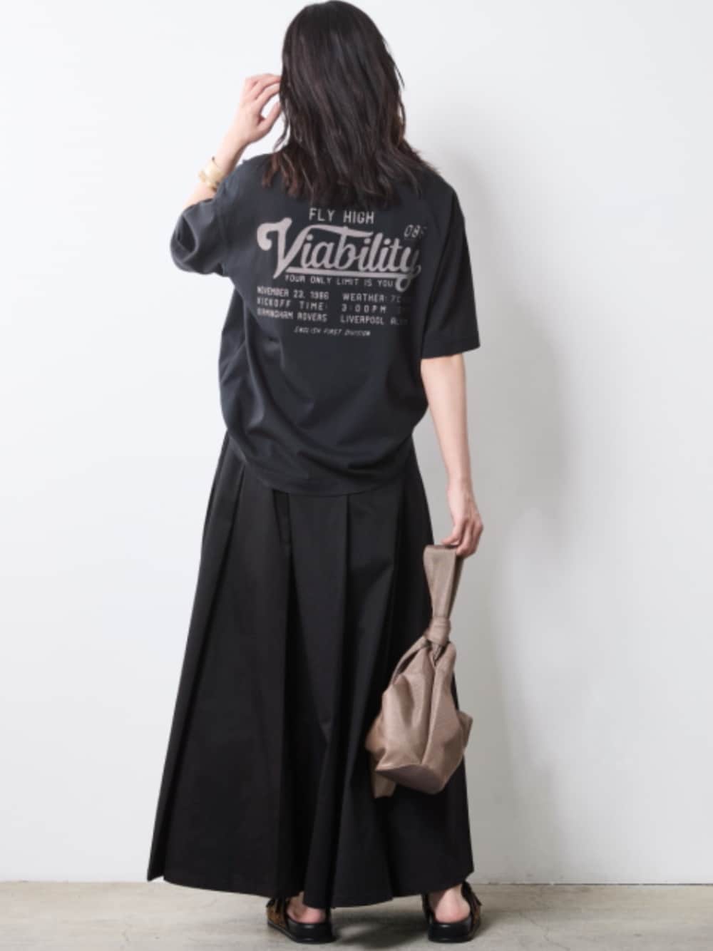 「モデル、T-SHIRT、skirt、きれいめカジュアル、夏コーデ、ALL BLACK、maxi skirt、レギュラー、大きいサイズレディースファッション、CHIC STYLE、T-shirt」｜「CHIC STYLEのタックロングスカート＜大きいサイズ有＞シックスタイル（スカート、ブラック系）」を使った、nissen Smile Modelsさん（レディース・163cm）の夏コーディネートの1枚目の写真