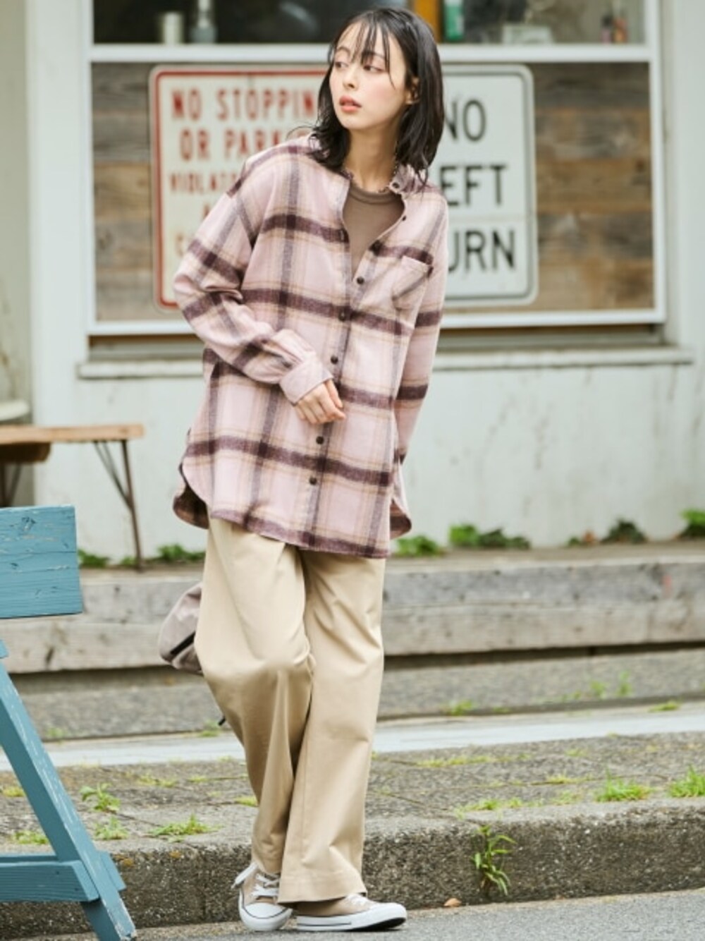 ブラウン系のTシャツ/カットソー、ベージュ系のチノパンツ、ピンク系のシャツ/ブラウスを着用したレディースの秋コーディネートの1枚目の写真