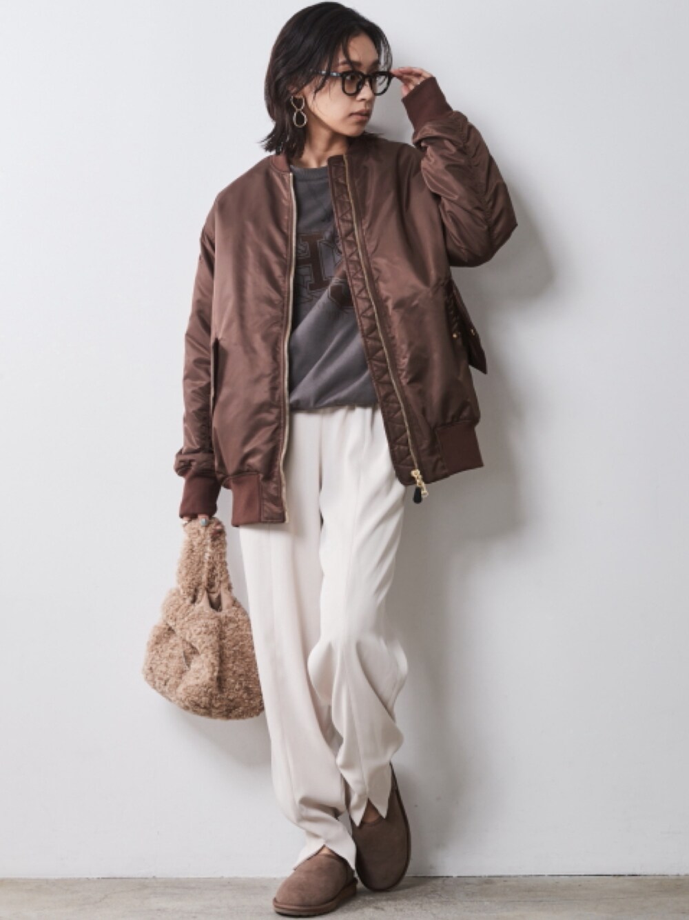 「大きいサイズレディースファッション、モデル、レギュラー、秋コーデ、CHIC STYLE、きれいめカジュアル、Outer」｜「CHIC STYLEの バルーンリラックスパンツ シックスタイル（大きいサイズ対応）（その他パンツ、ホワイト系）」を使った、nissen Smile Modelsさん（レディース・163cm）の夏コーディネートの1枚目の写真