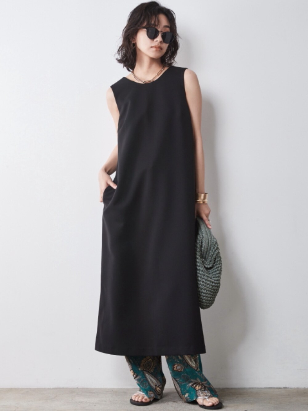 ブラック系のワンピース、グリーン系のその他パンツを着用したレディースの春コーディネートの1枚目の写真