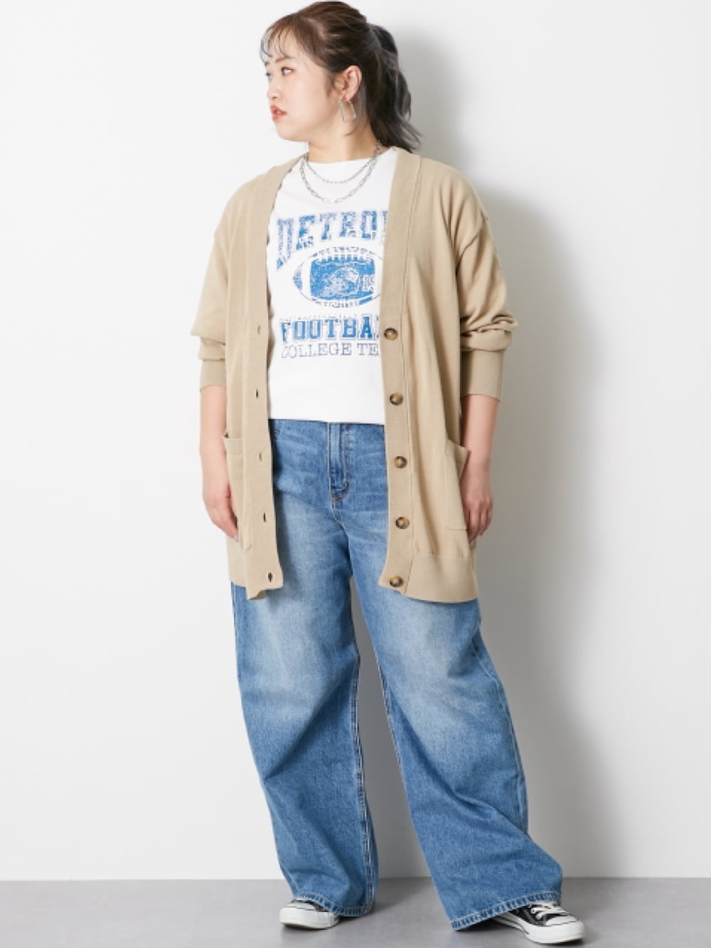 「大きいサイズレディースファッション、モデル、ぽっちゃり、CHIC STYLE、春コーデ、160cm台コーデ」｜「CHIC STYLEの大きいサイズ 綿100％タックバギーデニムパンツ シックスタイル（デニムパンツ、ブルー系）」を使った、nissen Smile Modelsさん（レディース・160cm）の冬コーディネートの1枚目の写真