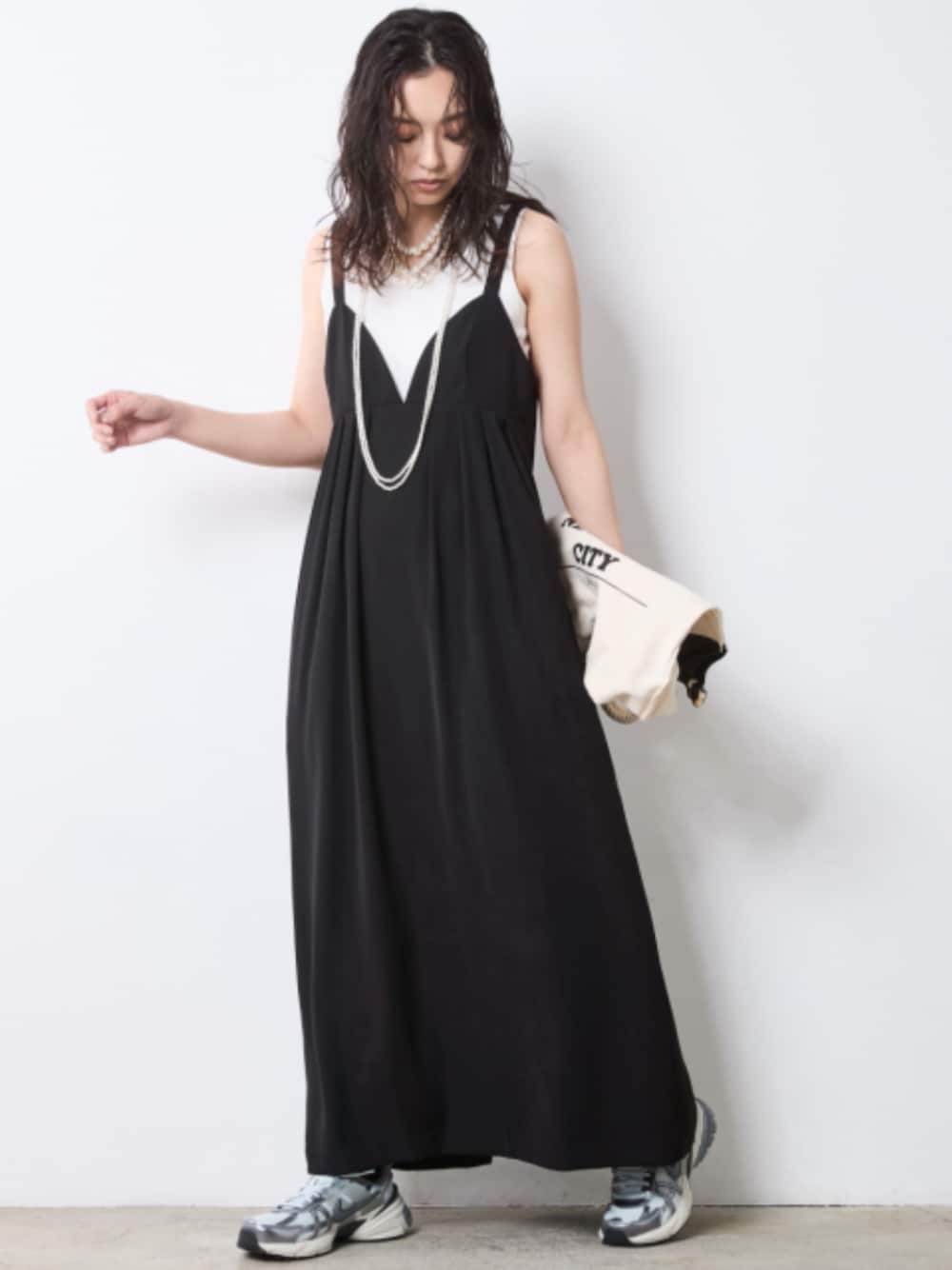 「大きいサイズレディースファッション、モデル、レギュラー、秋コーデ、きれいめカジュアル、CHIC STYLE、One piece、Layered」｜「CHIC STYLEのタックキャミソールワンピース＜大きいサイズ有＞シックスタイル（ワンピース、ブラック系）」を使った、nissen Smile Modelsさん（レディース・163cm）の夏コーディネートの1枚目の写真