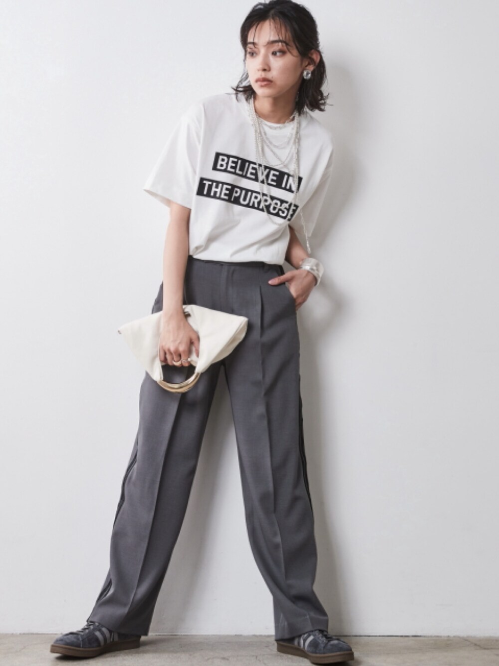 「大きいサイズレディースファッション、モデル、レギュラー、CHIC STYLE、秋コーデ、きれいめカジュアル、T-shirt、Monotone」｜「CHIC STYLEの大きいサイズ 綿100％ロゴプリントTシャツ シックスタイル（Tシャツ/カットソー、ホワイト系）」を使った、nissen Smile Modelsさん（レディース・163cm）の夏コーディネートの1枚目の写真
