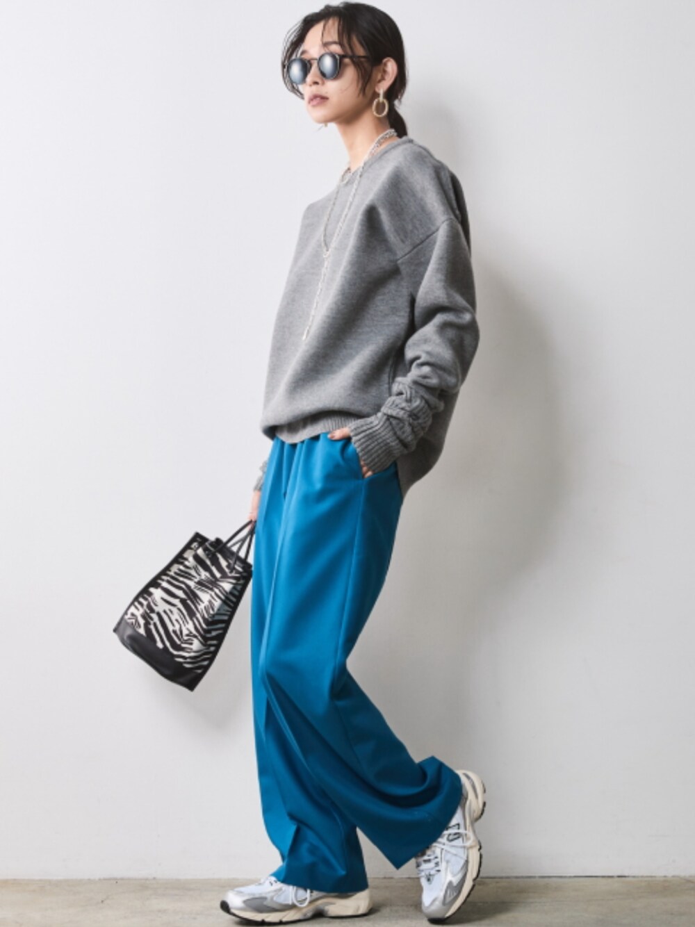 「大きいサイズレディースファッション、モデル、レギュラー、CHIC STYLE、冬コーデ、きれいめカジュアル、Rough、Gray×Blue、2Way」｜「CHIC STYLEのアームウォーマー付クルーネックプルオーバー シックスタイル（大きいサイズ対応）（ニット/セーター、グレー系）」を使った、nissen Smile Modelsさん（レディース・163cm）の秋コーディネートの1枚目の写真