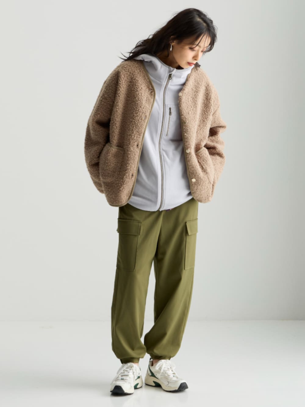 グリーン系のパンツ、グリーン系のジャケット/アウター、グレー系のジャケット/アウターを着用したレディースの秋コーディネートの1枚目の写真