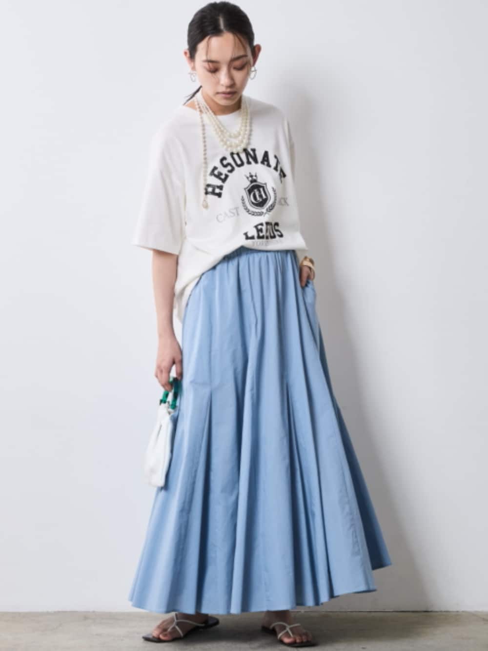 「モデル、T-SHIRT、blue、きれいめカジュアル、夏コーデ、レギュラー、大きいサイズレディースファッション、CHIC STYLE、T-shirt」｜「CHIC STYLEの綿100％ピグメント染ロゴプリントTシャツ＜大きいサイズ有＞シックスタイル（Tシャツ/カットソー、ホワイト系）」を使った、nissen Smile Modelsさん（レディース・163cm）の夏コーディネートの1枚目の写真