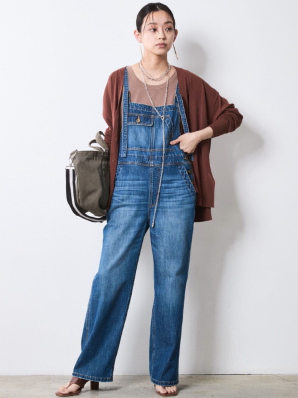 「大きいサイズレディースファッション、モデル、レギュラー、夏コーデ、きれいめカジュアル、CHIC STYLE、Cardigan、Brown、Denim、Layered」｜「CHIC STYLEのテレコタンクトップ＜大きいサイズ有＞シックスタイル（キャミソール、ブラウン系）」を使った、nissen Smile Modelsさん（レディース・163cm）の夏コーディネートの1枚目の写真