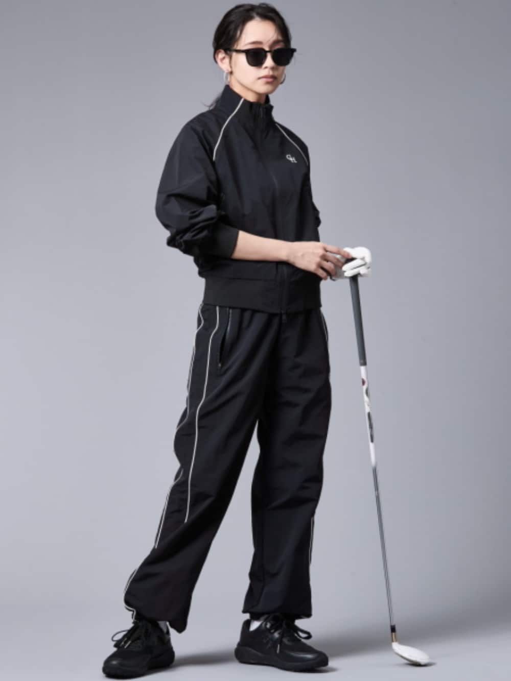 「大きいサイズレディースファッション、モデル、レギュラー、春コーデ、夏コーデ、CHIC STYLE、ゴルフ、GOLF」｜「CHIC STYLEの配色ラインラグランスリーブブルゾン＜大きいサイズ有＞シックスタイルゴルフ（ブルゾン、ブラック系）」を使った、nissen Smile Modelsさん（レディース・163cm）の春コーディネートの1枚目の写真