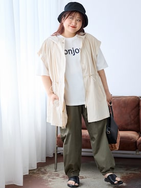 「ぽっちゃり」｜「アイテム（ベスト、ホワイト系）」を使った、nissen Smile Modelsさん（レディース・155cm）の春コーディネート