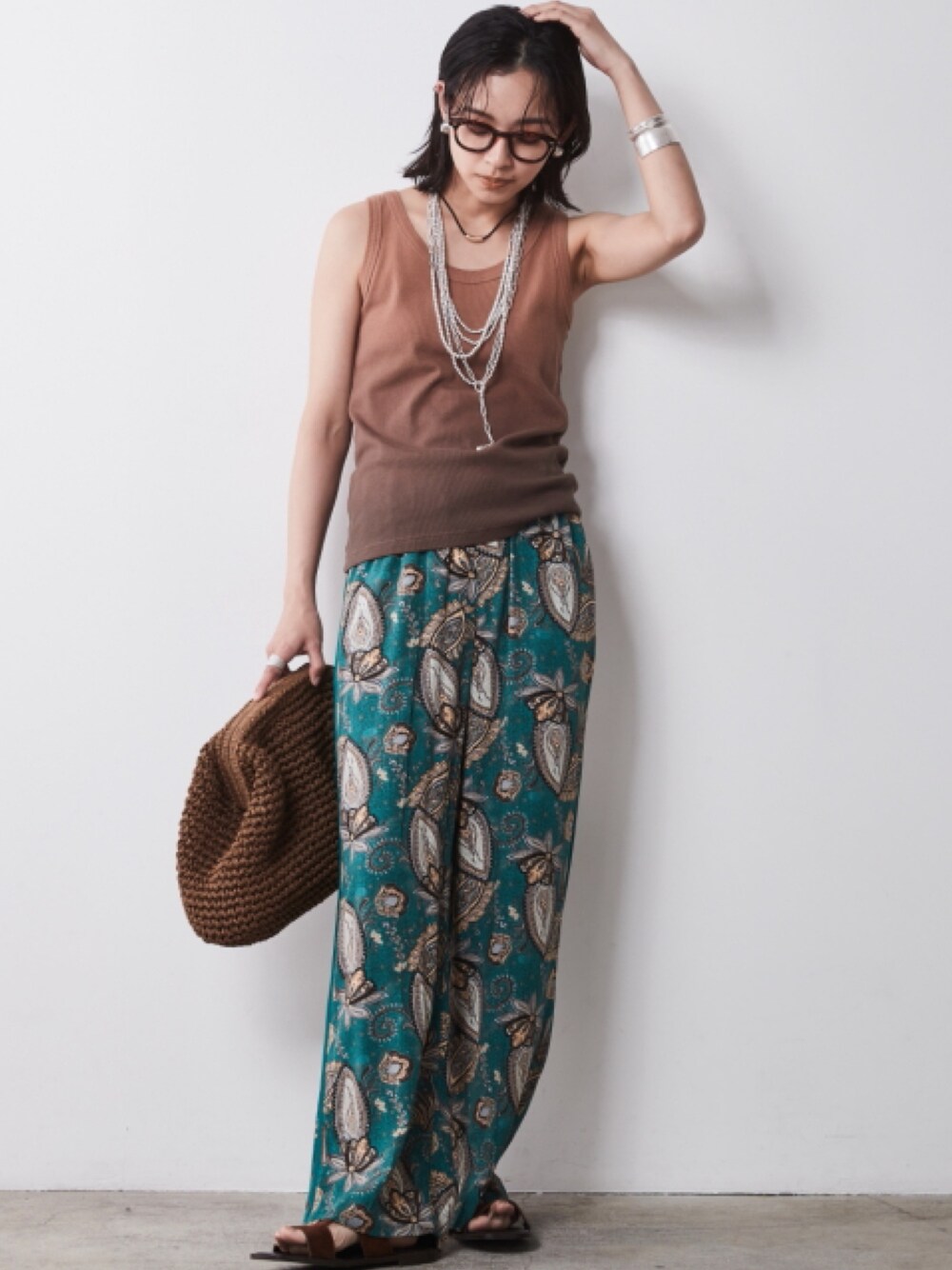 ブラウン系のキャミソール、グリーン系のその他パンツを着用したレディースの春コーディネートの1枚目の写真