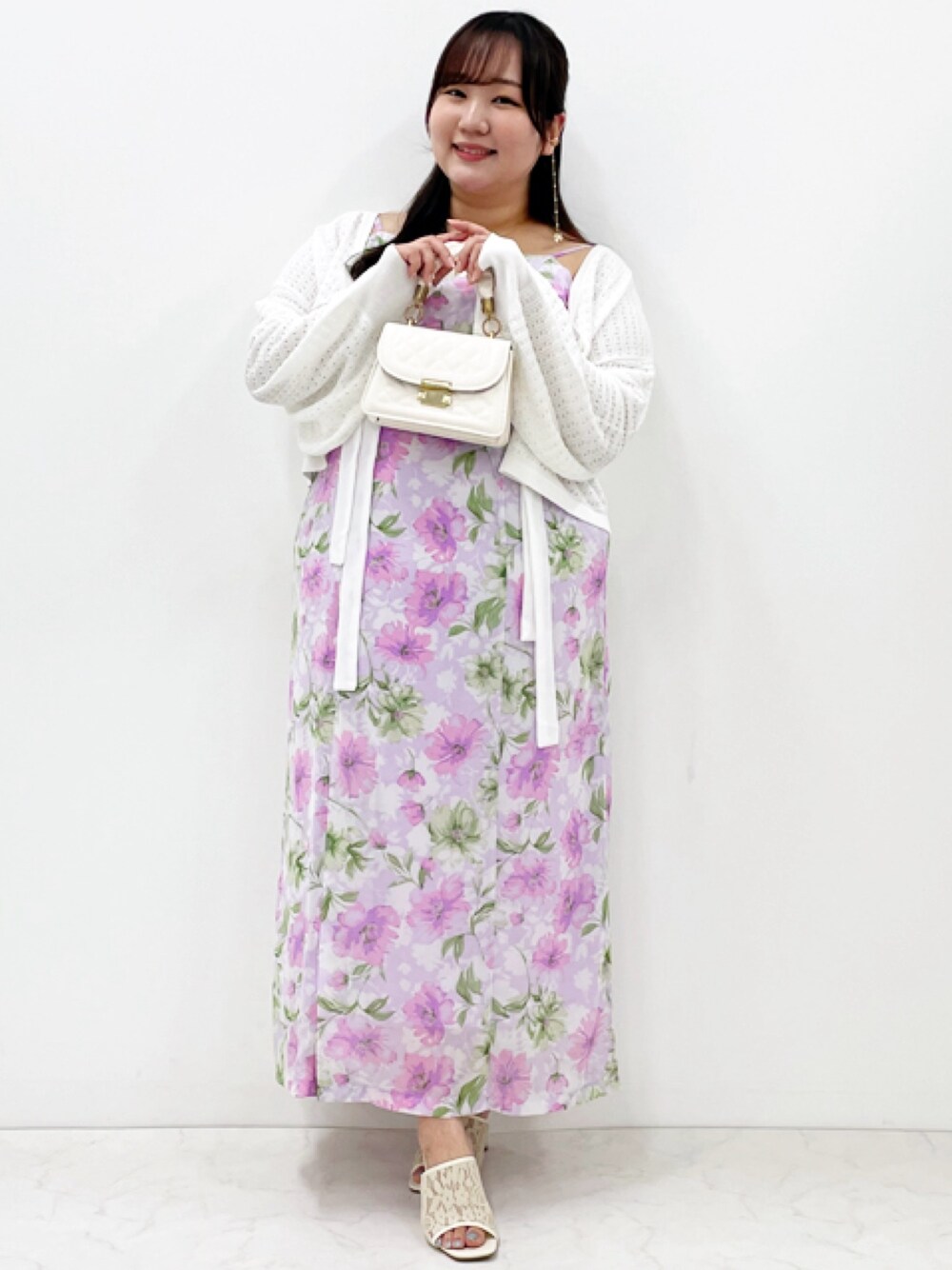 「大きいサイズレディースファッション、モデル、ぽっちゃり、marun、夏コーデ、かわいい、150cm台コーデ」｜「marunの大きいサイズ フロントリボンカーディガン marun（カーディガン/ボレロ、ホワイト系）」を使った、nissen Smile Modelsさん（レディース・158cm）の春コーディネートの1枚目の写真