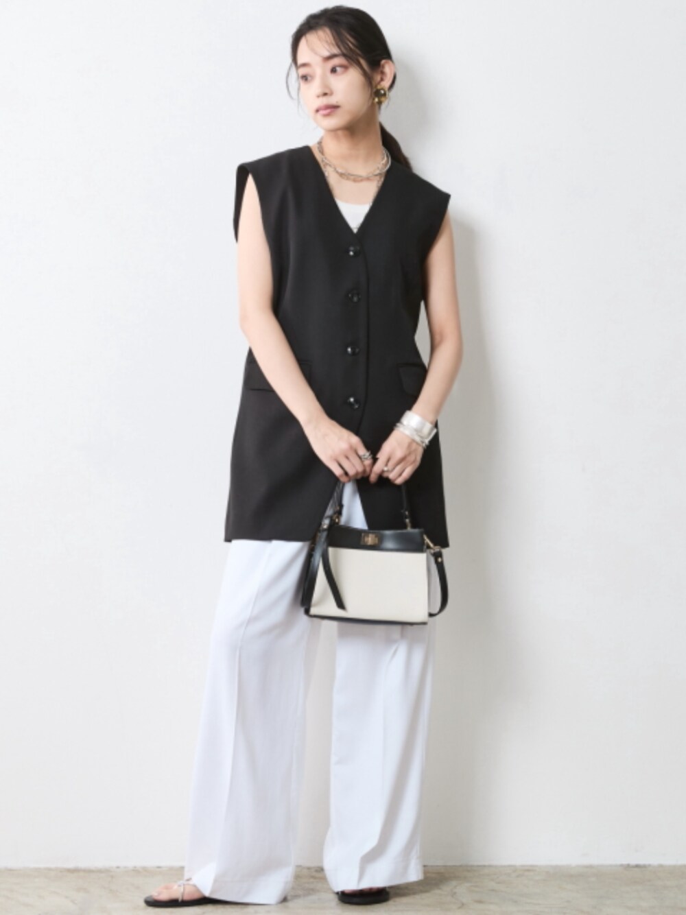 「大きいサイズレディースファッション、モデル、レギュラー、春コーデ、夏コーデ、きれいめカジュアル、CHIC STYLE、Layered、White×Black」｜「CHIC STYLEのテレコタンクトップ＜大きいサイズ有＞シックスタイル（キャミソール、ホワイト系）」を使った、nissen Smile Modelsさん（レディース・163cm）の春コーディネートの1枚目の写真