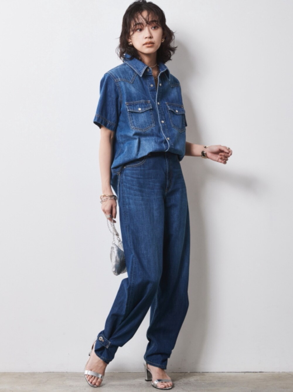 ブルー系のデニムパンツ、ブルー系のシャツ/ブラウスを着用したレディースの春コーディネートの1枚目の写真