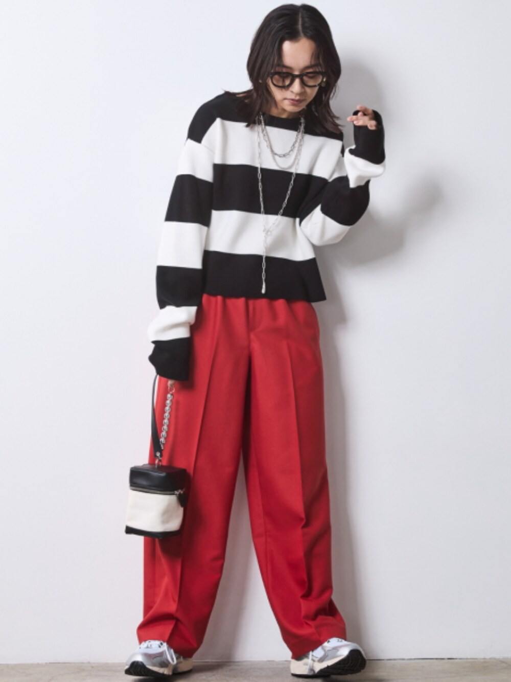 「大きいサイズレディースファッション、モデル、レギュラー、CHIC STYLE、冬コーデ、きれいめカジュアル、Red、Rough、Stripe、春コーデ」｜「CHIC STYLEのカラーストレートパンツ シックスタイル（大きいサイズ対応）（スラックス、レッド系）」を使った、nissen Smile Modelsさん（レディース・163cm）の冬コーディネートの1枚目の写真