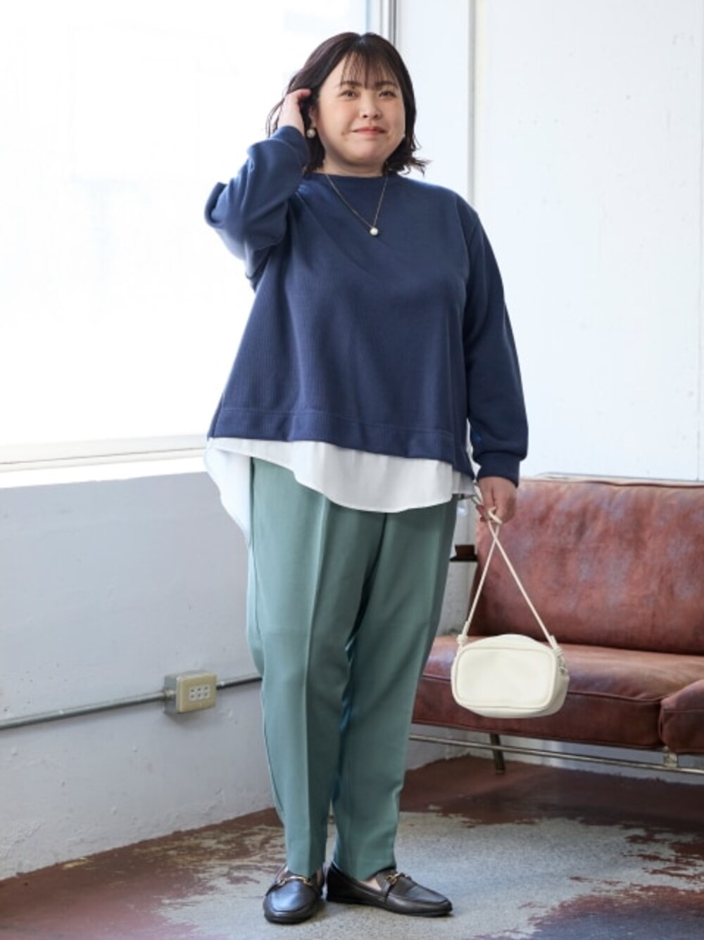 「大きいサイズレディースファッション、モデル、ぽっちゃり、春コーデ、pattok、Re:Ripi.365、150cm台コーデ」｜「nissenの大きいサイズ　バックシャン重ね着風ゆるトップス（Tシャツ/カットソー、ブルー系）」を使った、nissen Smile Modelsさん（レディース・158cm）の冬コーディネートの1枚目の写真