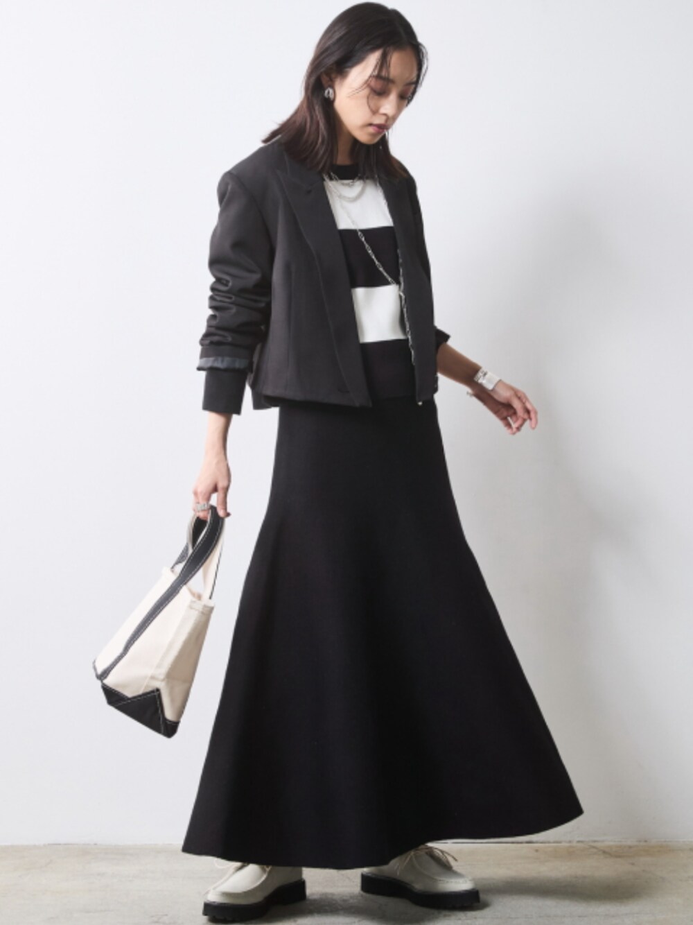 「大きいサイズレディースファッション、モデル、レギュラー、CHIC STYLE、冬コーデ、きれいめカジュアル、Maxi Skirt、Layered、Set Up、White×Black、Stripe、春コーデ」｜「CHIC STYLEのクロップドテーラードジャケット シックスタイル（大きいサイズ対応）（テーラードジャケット、ブラック系）」を使った、nissen Smile Modelsさん（レディース・163cm）の冬コーディネートの1枚目の写真
