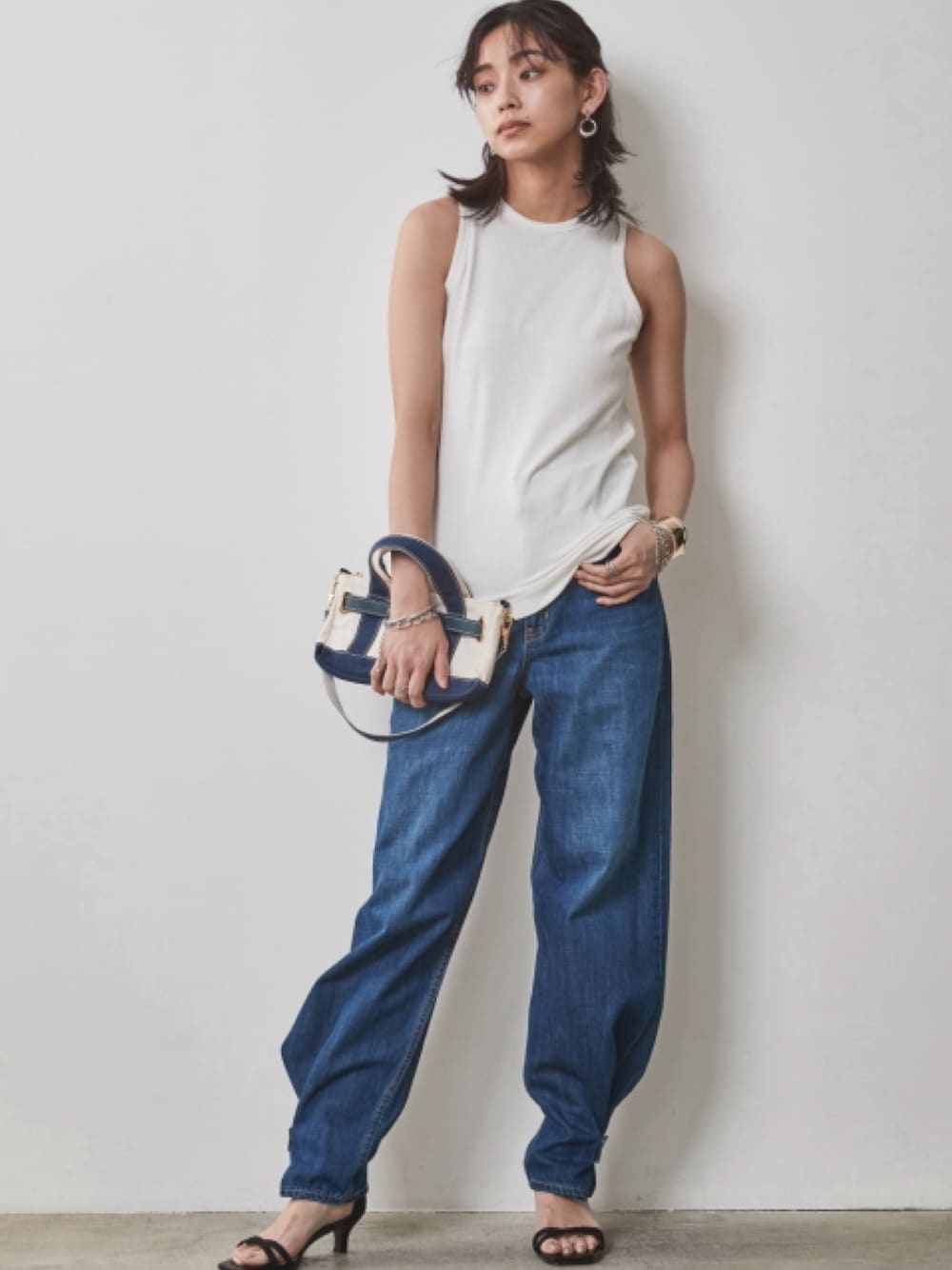 「大きいサイズレディースファッション、モデル、レギュラー、CHIC STYLE、春コーデ、キレイめ、きれいめカジュアル」｜「CHIC STYLEの大きいサイズ 綿100％ライトオンスデニム裾デザインワイドストレートパンツ シックスタイル（デニムパンツ、ブルー系）」を使った、nissen Smile Modelsさん（レディース・163cm）の春コーディネートの1枚目の写真