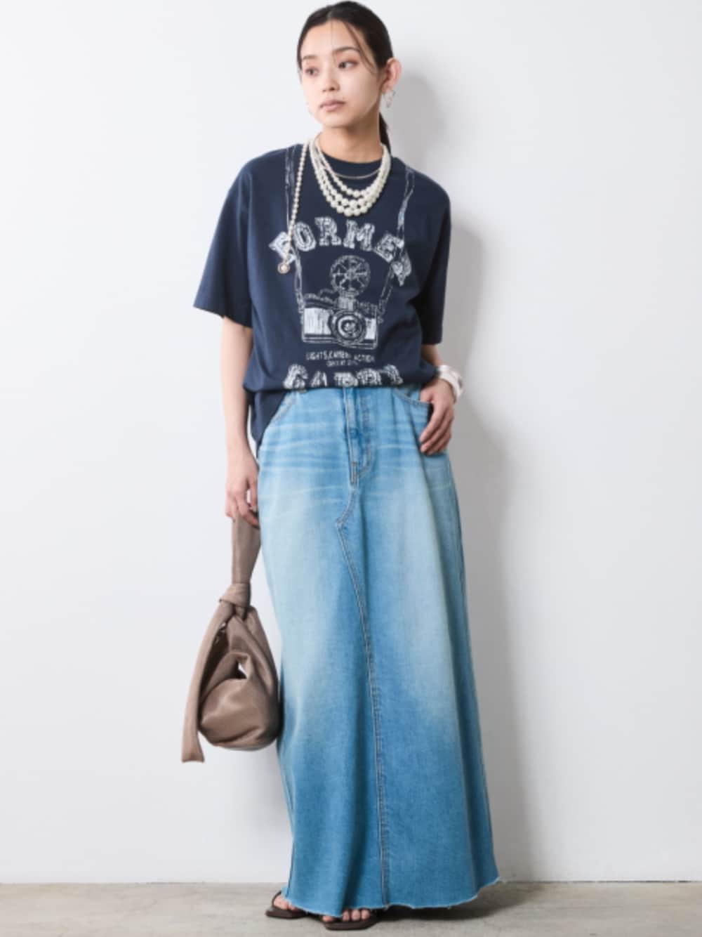 「denim、モデル、T-SHIRT、skirt、blue、きれいめカジュアル、夏コーデ、レギュラー、大きいサイズレディースファッション、CHIC STYLE、T-shirt」｜「CHIC STYLEのライトオンスデニムロングスカート ＜大きいサイズ有＞シックスタイル（デニムスカート、ブルー系）」を使った、nissen Smile Modelsさん（レディース・163cm）の夏コーディネートの1枚目の写真