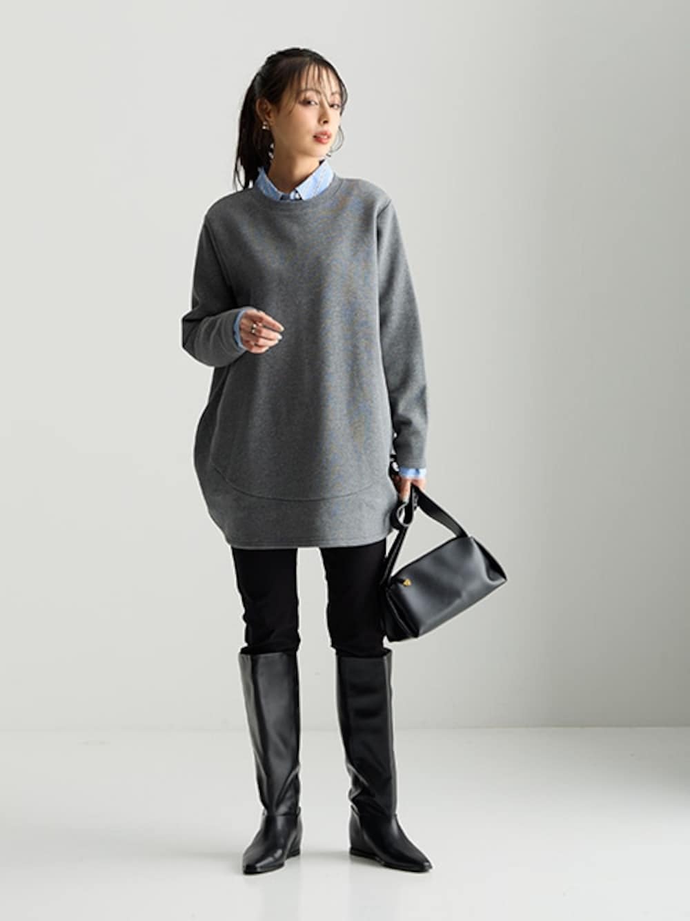 ブラック系のパンツ、グレー系のチュニックを着用したレディースの秋コーディネートの1枚目の写真