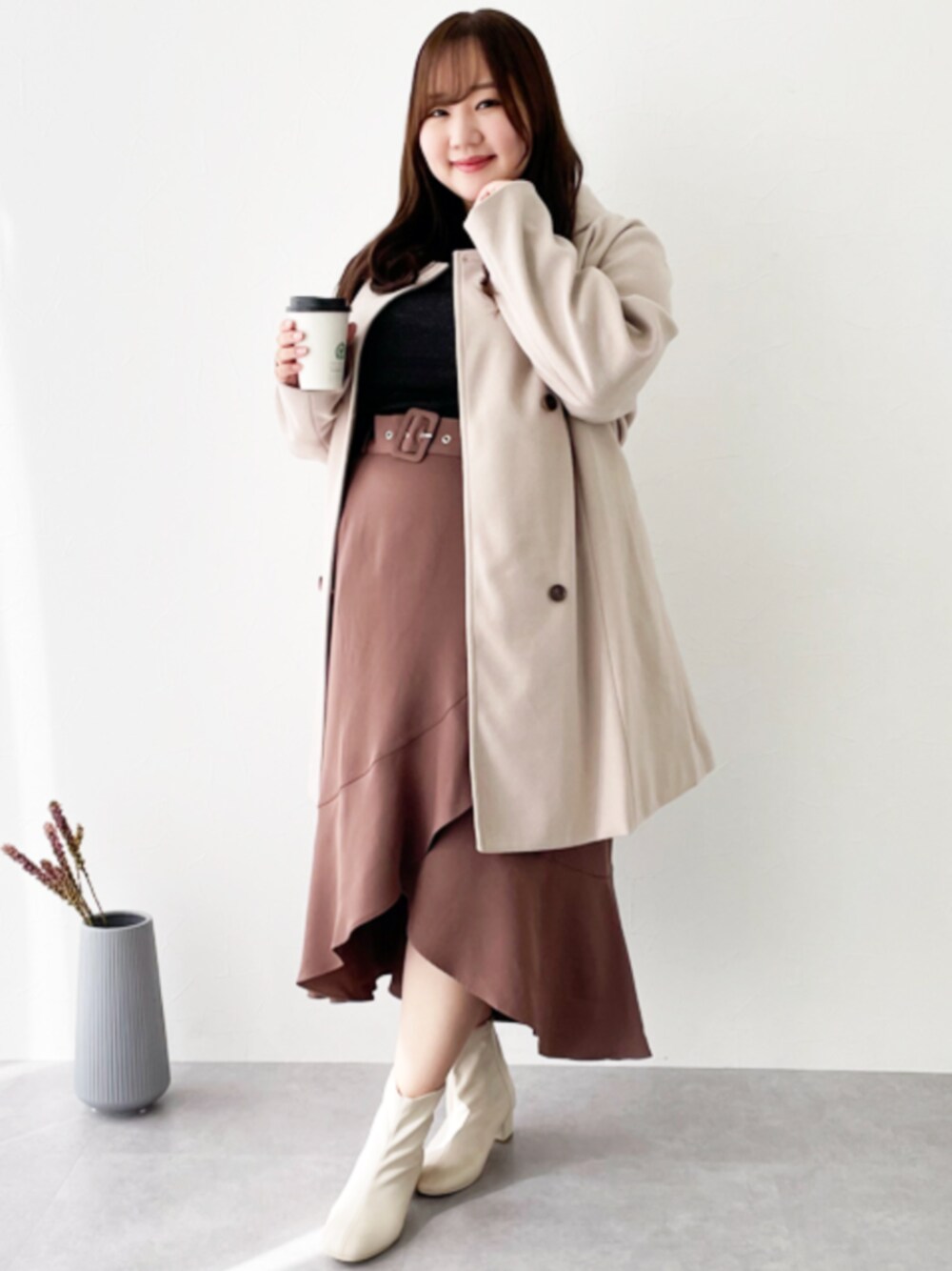「大きいサイズレディースファッション、モデル、ぽっちゃり、marun、150cm台コーデ、冬コーデ、ファッションを楽しもう」｜「marunの大きいサイズ　ベルト付フリルデザインスカートmarun（スカート、ブラウン系）」を使った、nissen Smile Modelsさん（レディース・158cm）の秋コーディネートの1枚目の写真