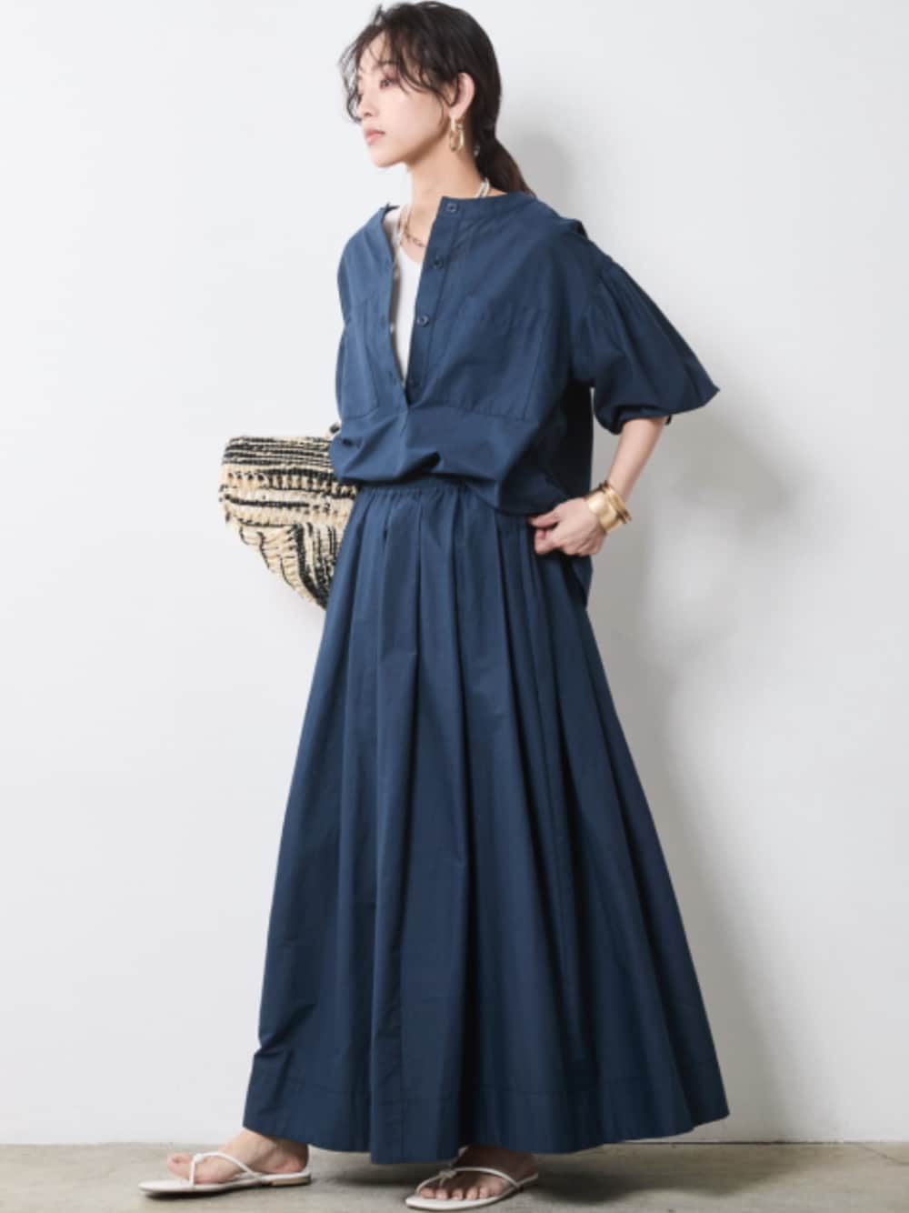 「モデル、きれいめカジュアル、SET UP、春コーデ、夏コーデ、Shirt、maxi skirt、レギュラー、大きいサイズレディースファッション、CHIC STYLE」｜「CHIC STYLEの綿100％タックマキシスカート＜大きいサイズ有＞シックスタイル（スカート、ブルー系）」を使った、nissen Smile Modelsさん（レディース・163cm）の春コーディネートの1枚目の写真