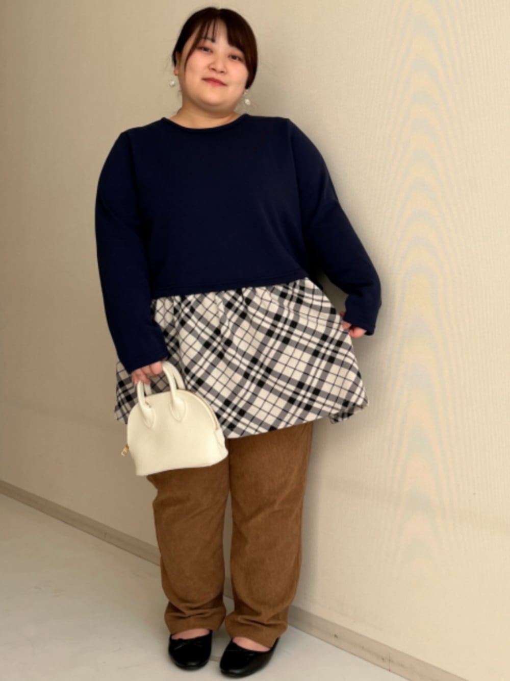 「大きいサイズレディースファッション、モデル、ぽっちゃり、冬コーデ、pattok、Re:Ripi.365、140cm台コーデ」｜「nissenの【ゆったり幅広】やわらかバレエシューズ（低反発中敷）（ワイズ４Ｅ）（バレエシューズ、ブラック系）」を使った、nissen Smile Modelsさん（レディース・149cm）の秋コーディネートの1枚目の写真