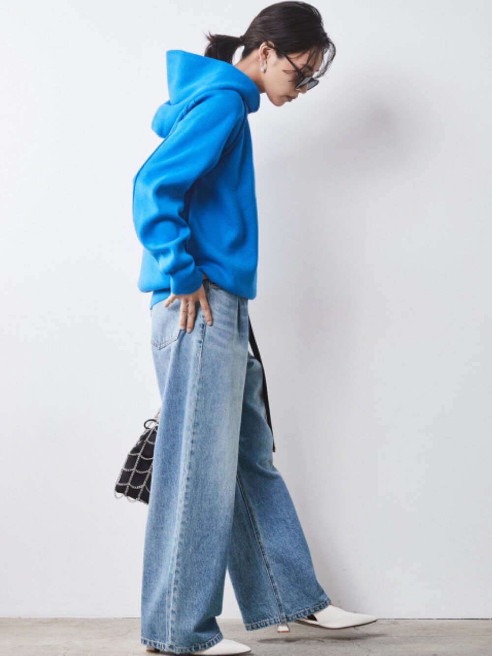 「大きいサイズレディースファッション、モデル、レギュラー、秋コーデ、CHIC STYLE、きれいめカジュアル、hoodie、Knit、Blue」｜「CHIC STYLEの大きいサイズ 綿100％タックバギーデニムパンツ シックスタイル（デニムパンツ、ブルー系）」を使った、nissen Smile Modelsさん（レディース・163cm）の秋コーディネートの1枚目の写真