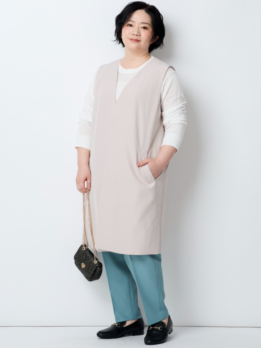「大きいサイズレディースファッション、モデル、ぽっちゃり、春コーデ、OtonaSMILE」｜「nissenのノーカラージレ【OtonaSMILE】（ノーカラージャケット、グレー系）」を使った、nissen Smile Modelsさん（レディース・156cm）の冬コーディネートの1枚目の写真