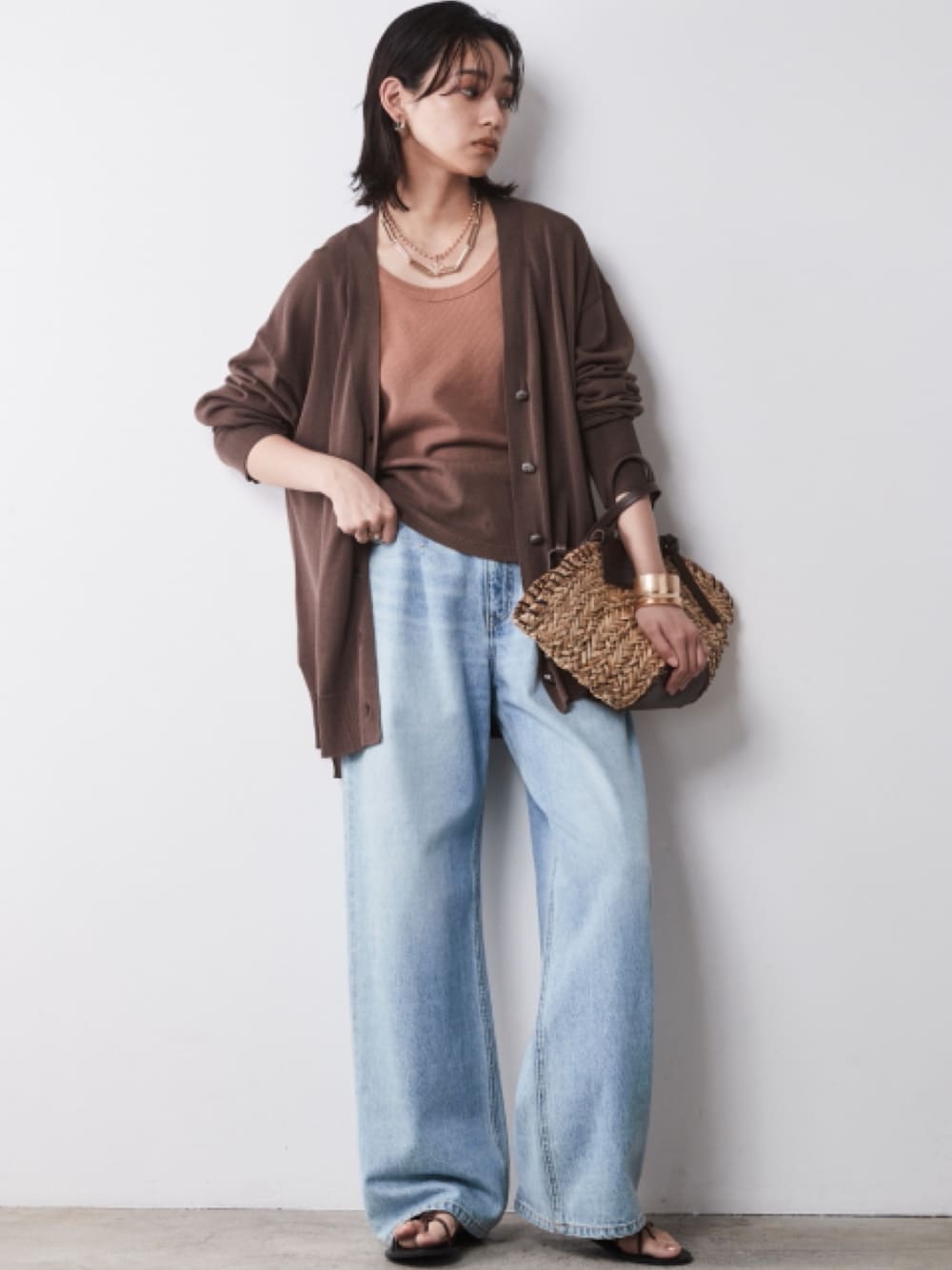 「denim、モデル、キレイめ、BROWN、きれいめカジュアル、夏コーデ、cardigan、レギュラー、大きいサイズレディースファッション、CHIC STYLE」｜「CHIC STYLEの大きいサイズ 綿100％タックバギーデニムパンツ シックスタイル（デニムパンツ、ブルー系）」を使った、nissen Smile Modelsさん（レディース・163cm）の春コーディネートの1枚目の写真