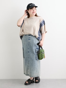 「nissen（ニッセン）の＜大きいサイズ＞チェック柄切替フロントロゴ刺しゅうカットソートップス（Tシャツ/カットソー、ベージュ系）」を使った、nissen Smile Modelsさん（レディース・158cm）の夏コーディネート