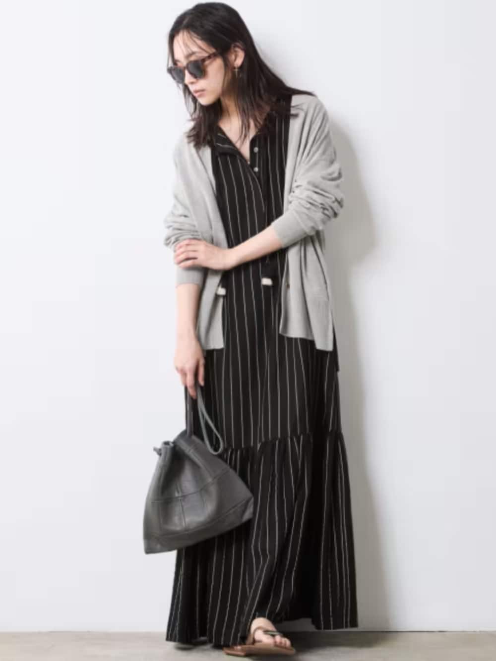 「モデル、gray、きれいめカジュアル、stripe、夏コーデ、cardigan、LAYERED、レギュラー、大きいサイズレディースファッション、CHIC STYLE」｜「CHIC STYLEのVネックニットカーディガン＜大きいサイズ有＞シックスタイル（カーディガン/ボレロ、グレー系）」を使った、nissen Smile Modelsさん（レディース・163cm）の夏コーディネートの1枚目の写真