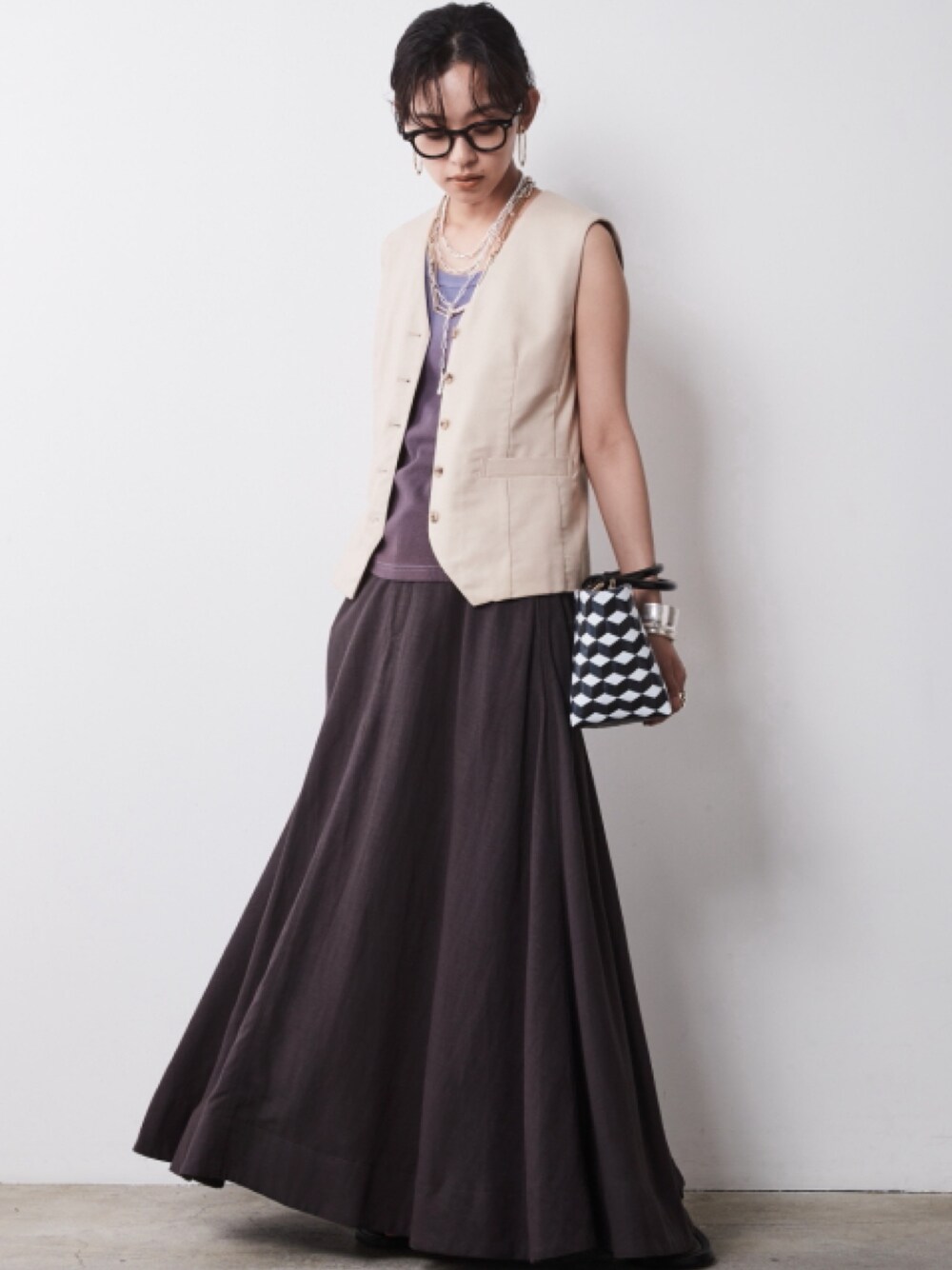 「モデル、skirt、キレイめ、きれいめカジュアル、SET UP、夏コーデ、レギュラー、大きいサイズレディースファッション、CHIC STYLE、Linen Mix」｜「CHIC STYLEの大きいサイズ レーヨン麻フレアマキシスカート シックスタイル（スカート、グレー系）」を使った、nissen Smile Modelsさん（レディース・163cm）の春コーディネートの1枚目の写真