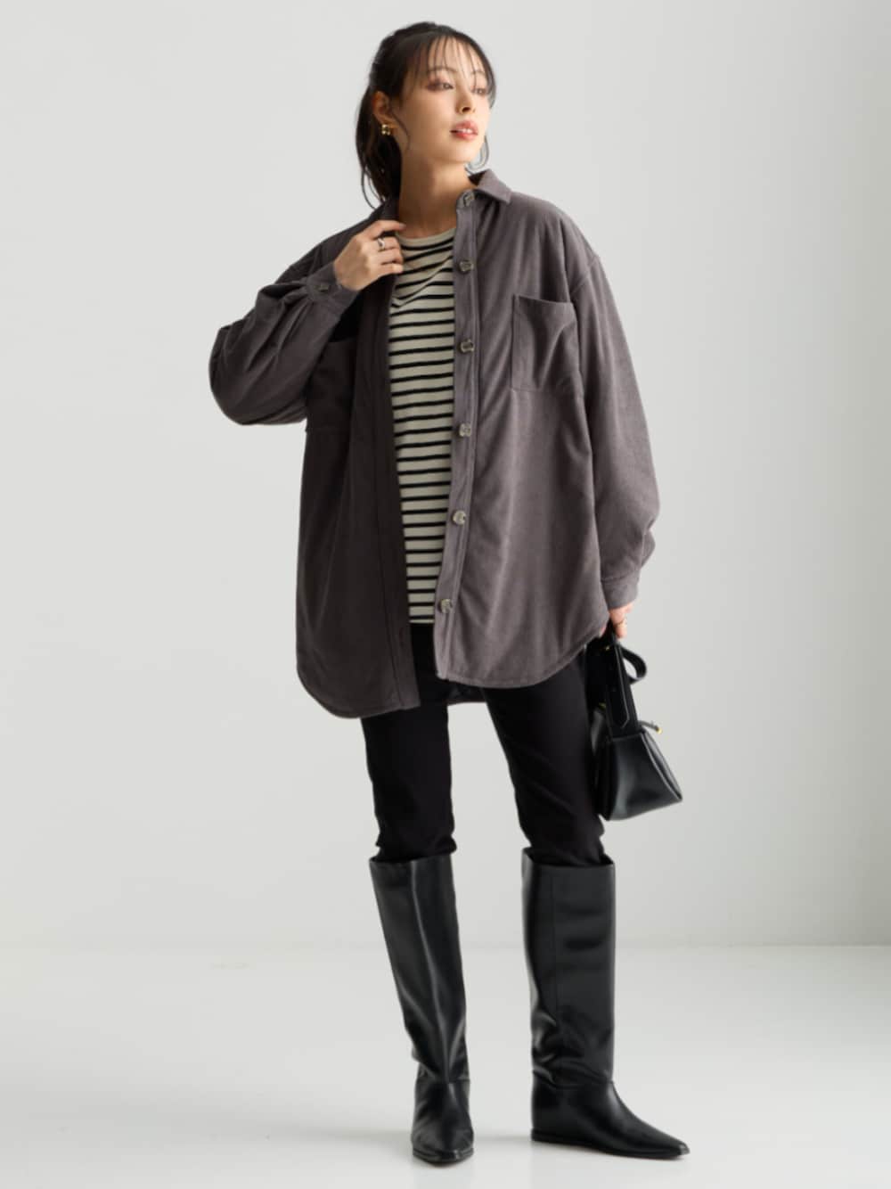 ブラック系のパンツ、グレー系のジャケット/アウターを着用したレディースの秋コーディネートの1枚目の写真