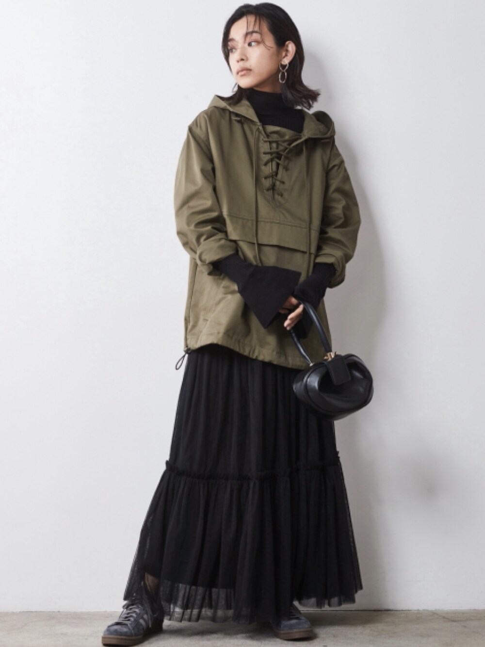 「大きいサイズレディースファッション、モデル、レギュラー、秋コーデ、CHIC STYLE、きれいめカジュアル、Layered、Skirt、Black、High neck、hoodie、Maxi Skirt」｜「CHIC STYLEの大きいサイズ 綿100％袖口フレア薄手タートルネックプルオーバー シックスタイル（ニット/セーター、ブラック系）」を使った、nissen Smile Modelsさん（レディース・163cm）の夏コーディネートの1枚目の写真