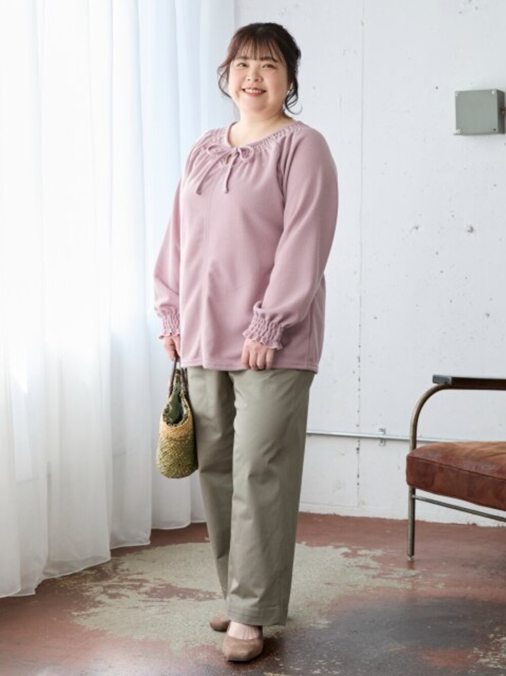 「大きいサイズレディースファッション、モデル、ぽっちゃり、春コーデ、pattok、Re:Ripi.365、150cm台コーデ」｜「nissenの【ゆったり幅広】スクエアトゥローヒールパンプス（低反発中敷）（ワイズ４Ｅ）（パンプス、ベージュ系）」を使った、nissen Smile Modelsさん（レディース・158cm）の冬コーディネートの1枚目の写真