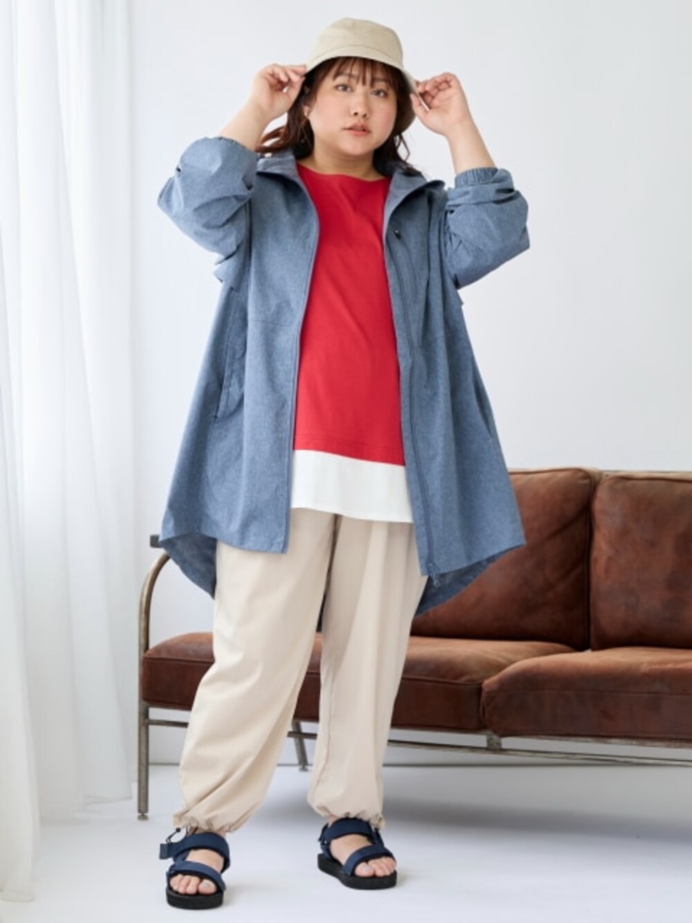 「大きいサイズレディースファッション、モデル、ぽっちゃり、夏コーデ、pattok、Re:Ripi.365、150cm台コーデ」｜「nissenの大きいサイズ　全天候型ロング丈コート（ＵＶカット）（モッズコート、ブルー系）」を使った、nissen Smile Modelsさん（レディース・155cm）の春コーディネートの1枚目の写真