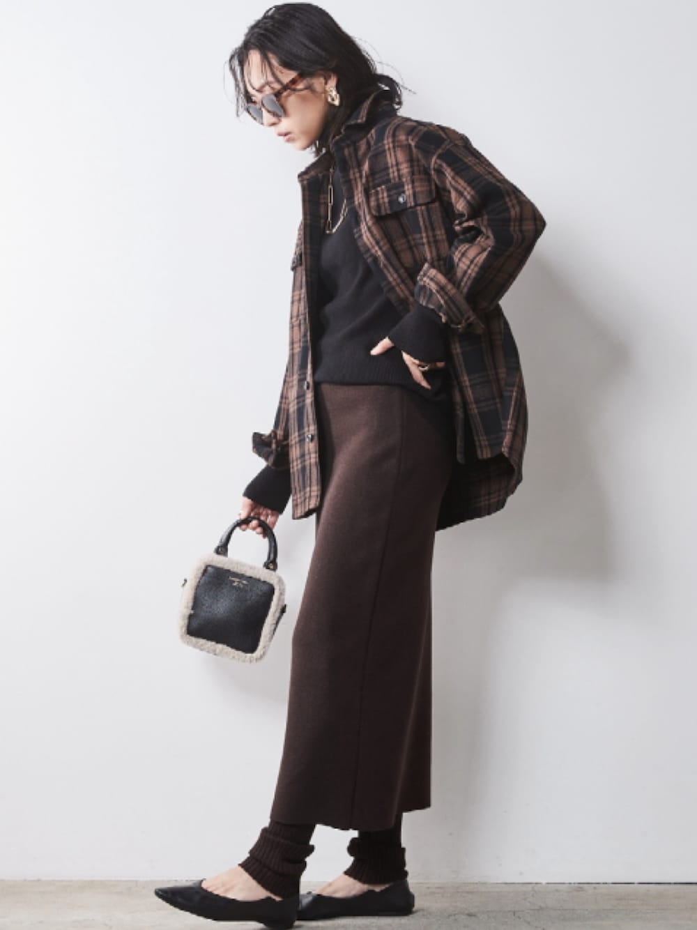 「大きいサイズレディースファッション、モデル、レギュラー、CHIC STYLE、秋コーデ、きれいめカジュアル、Layered、Pattern、Brown×Black」｜「CHIC STYLEのロングスリーブタートルニット シックスタイル（大きいサイズ対応）（ニット/セーター、ブラック系）」を使った、nissen Smile Modelsさん（レディース・163cm）の秋コーディネートの1枚目の写真