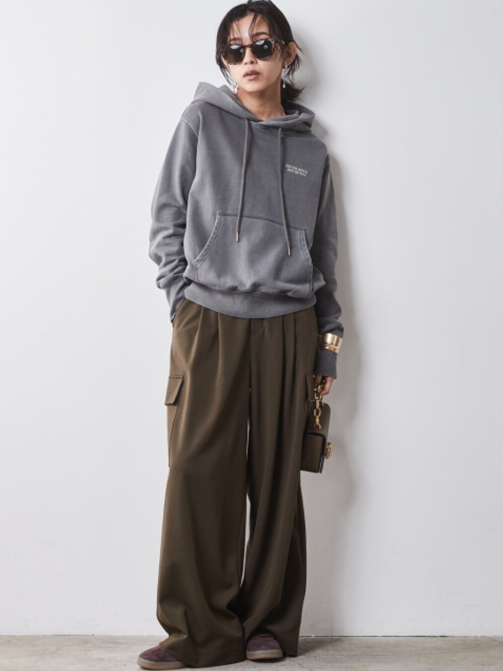 「大きいサイズレディースファッション、モデル、レギュラー、CHIC STYLE、秋コーデ、きれいめカジュアル、hoodie、Khaki」｜「CHIC STYLEの綿100％裏起毛ピグメント染ロゴプリントパーカー シックスタイル（大きいサイズ対応）（パーカー、グレー系）」を使った、nissen Smile Modelsさん（レディース・163cm）の秋コーディネートの1枚目の写真