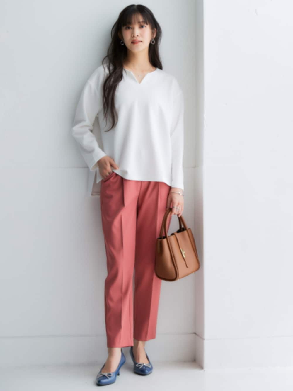 ホワイト系のTシャツ/カットソー、ピンク系のスラックスを着用したレディースの冬コーディネートの1枚目の写真