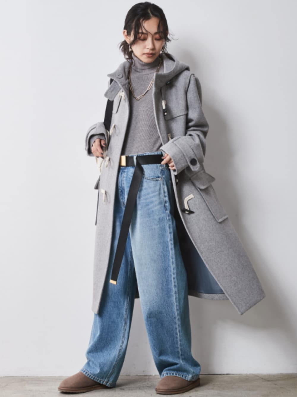 「大きいサイズレディースファッション、モデル、レギュラー、CHIC STYLE、秋コーデ、冬コーデ、きれいめカジュアル、コート、Coat、Knit、Denim」｜「CHIC STYLEの大きいサイズ 綿100％タックバギーデニムパンツ シックスタイル（デニムパンツ、ブルー系）」を使った、nissen Smile Modelsさん（レディース・163cm）の秋コーディネートの1枚目の写真