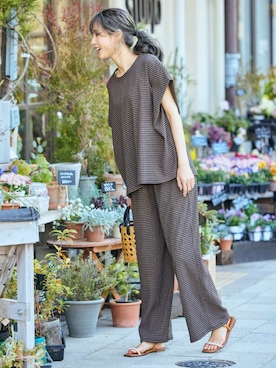 「nissen（ニッセン）の＜大きいサイズ＞涼しいサラサラカットソー楊柳ストレートイージーパンツ（Pants、ブラウン系）」を使った、nissen Smile Modelsさん（レディース・160cm）の夏コーディネート