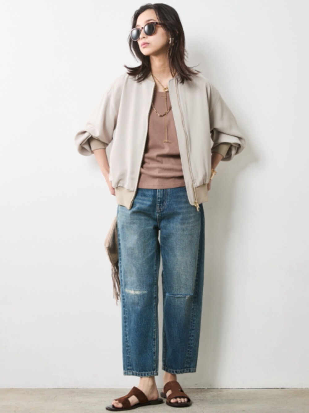 「大きいサイズレディースファッション、モデル、レギュラー、春コーデ、夏コーデ、きれいめカジュアル、CHIC STYLE、Denim、Outer」｜「CHIC STYLEのヴィンテージ風9分丈デニムパンツ＜大きいサイズ有＞シックスタイル（デニムパンツ、ブルー系）」を使った、nissen Smile Modelsさん（レディース・163cm）の春コーディネートの1枚目の写真