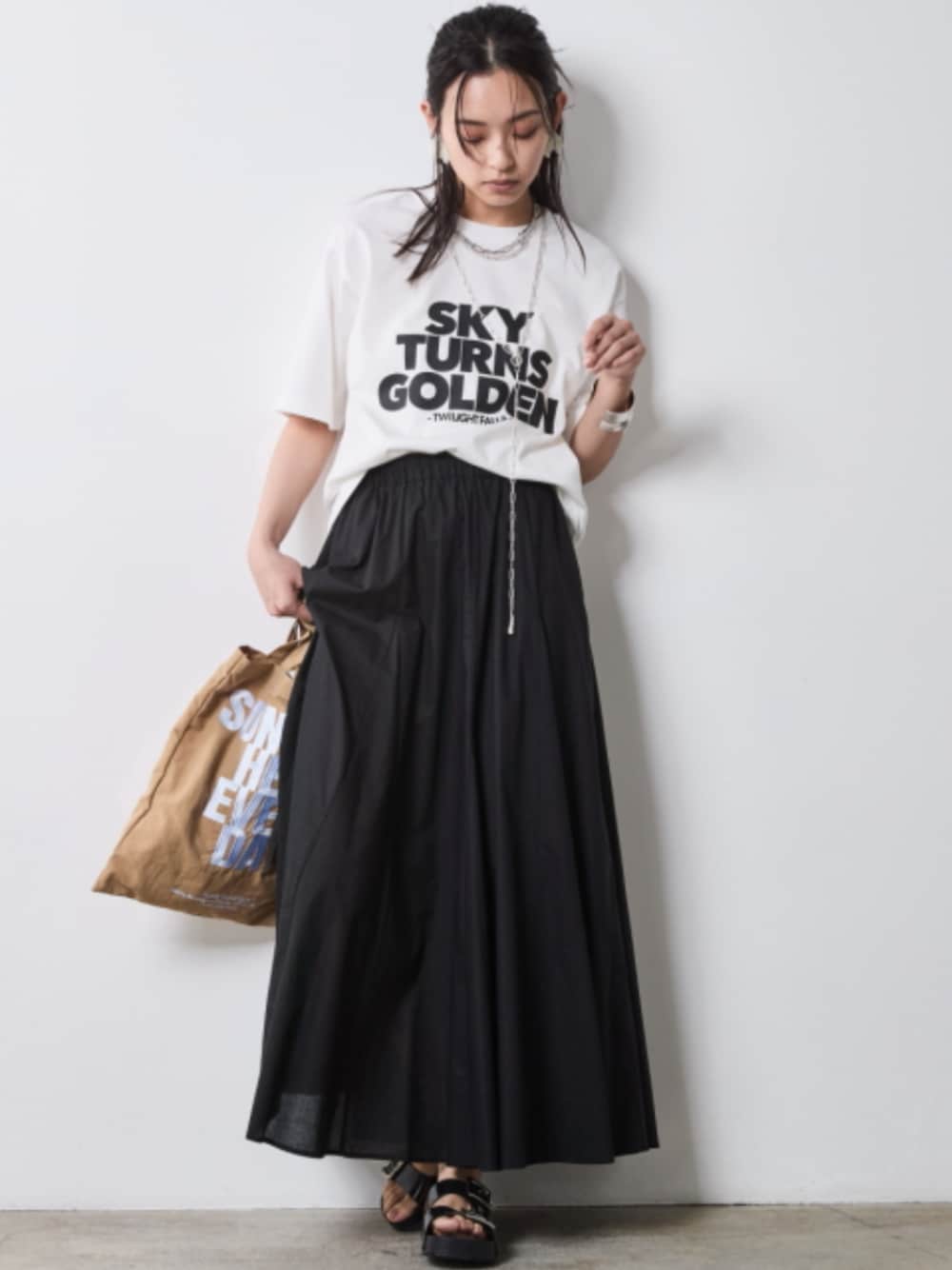 「モデル、T-SHIRT、skirt、きれいめカジュアル、夏コーデ、monotone、レギュラー、大きいサイズレディースファッション、CHIC STYLE、T-shirt」｜「CHIC STYLEの綿100％ロゴプリントTシャツ＜大きいサイズ有＞シックスタイル（Tシャツ/カットソー、ホワイト系）」を使った、nissen Smile Modelsさん（レディース・163cm）の夏コーディネートの1枚目の写真