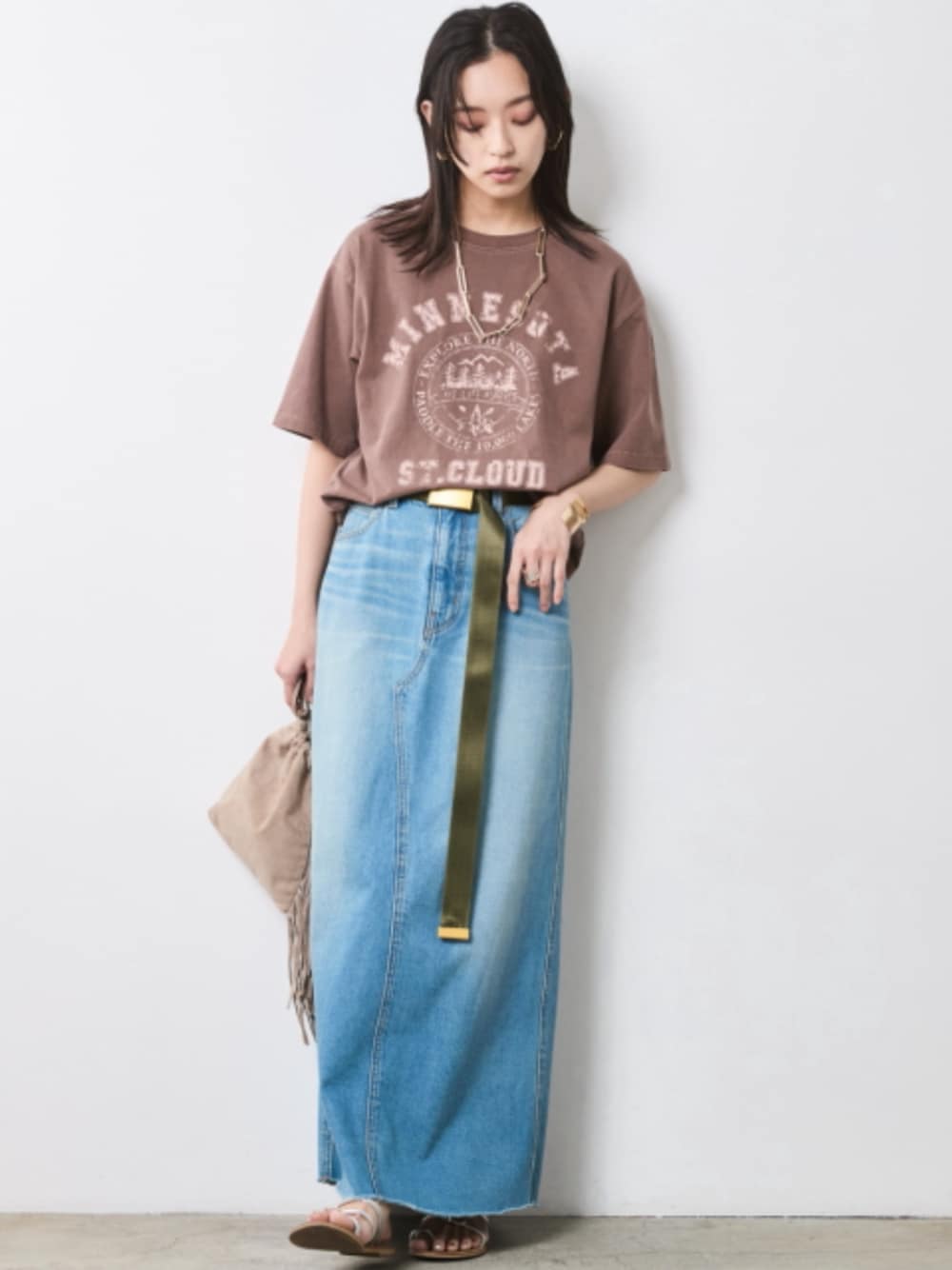「大きいサイズレディースファッション、モデル、レギュラー、夏コーデ、きれいめカジュアル、CHIC STYLE、Denim Skirt、T-shirt」｜「CHIC STYLEの大きいサイズ テープベルト シックスタイル（ベルト、グリーン系）」を使った、nissen Smile Modelsさん（レディース・163cm）の春コーディネートの1枚目の写真