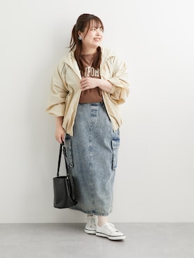 「nissen（ニッセン）の＜大きいサイズ＞ ペンシルラインカーゴデニムスカート（ゆったりヒップ）（スカート、ブルー系）」を使った、nissen Smile Modelsさん（レディース・158cm）の春コーディネート