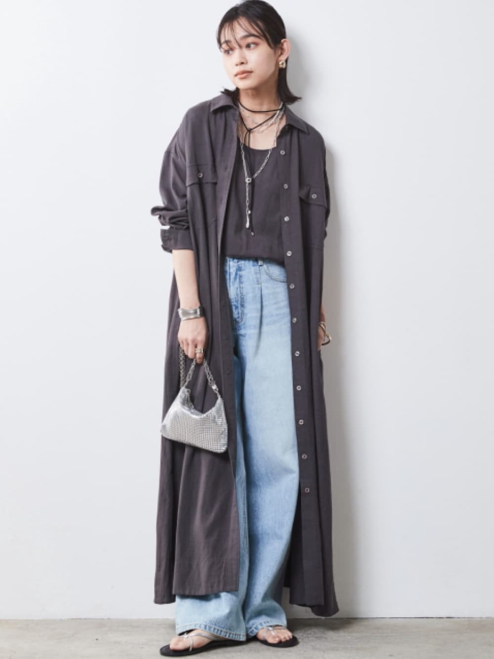 「denim、モデル、キレイめ、きれいめカジュアル、夏コーデ、レギュラー、大きいサイズレディースファッション、CHIC STYLE、Linen Mix、Summer Outer」｜「CHIC STYLEの大きいサイズ 綿100％タックバギーデニムパンツ シックスタイル（デニムパンツ、ブルー系）」を使った、nissen Smile Modelsさん（レディース・163cm）の春コーディネートの1枚目の写真